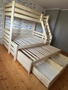 ČESKÁ VÝROBA - robustní patrová postel Leon 120x200 cm pro 4 osoby